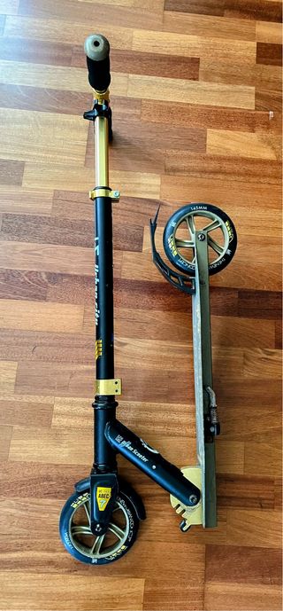 Monopatín Urbano Dorado y Negro