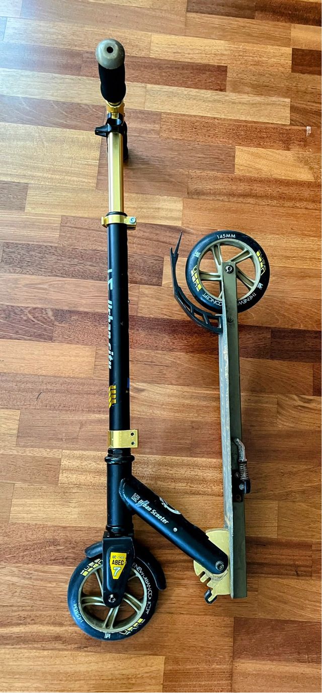 Monopatín Urbano Dorado y Negro