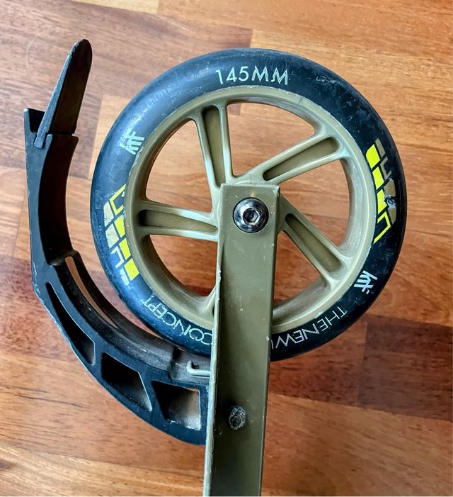 Monopatín Urbano Dorado y Negro