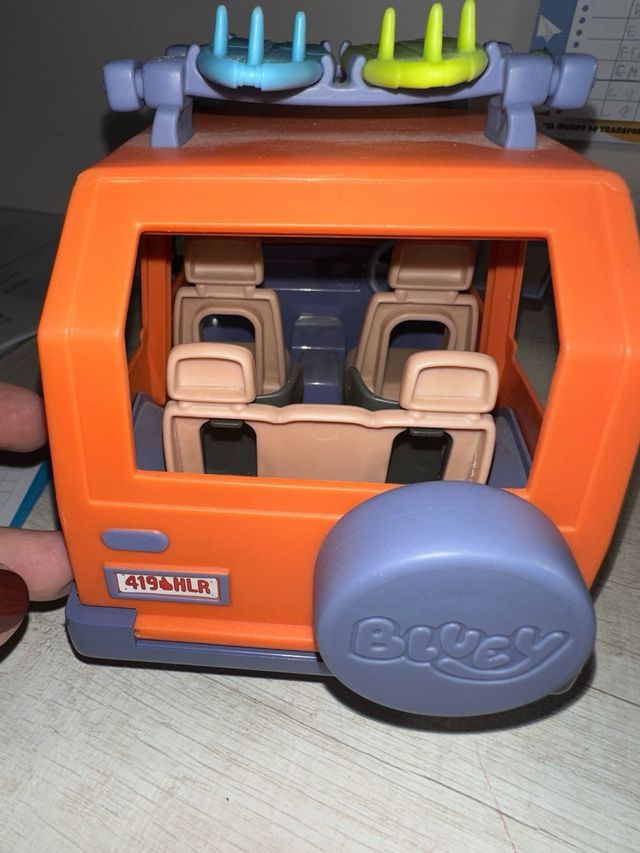 Coche de juguete Bluey con surf