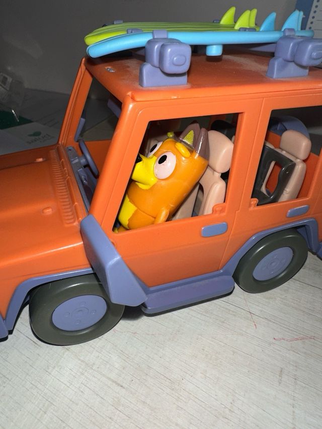 Coche de juguete Bluey con surf