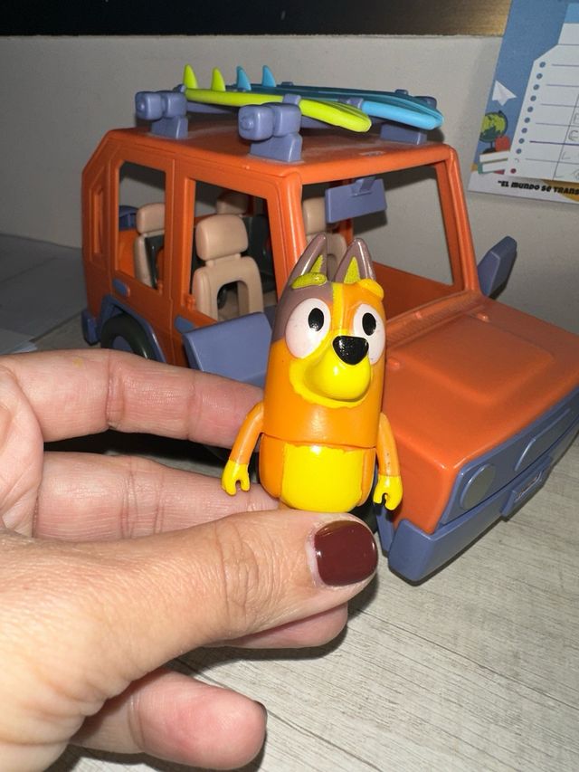 Coche de juguete Bluey con surf