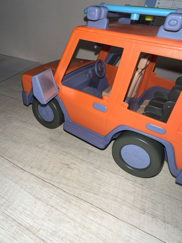 Coche de juguete Bluey con surf