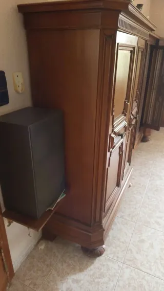 Mueble madera maciza con vitrina