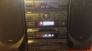 Equipo de música TEAC negro con micrófono