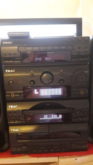 Equipo de música TEAC negro con micrófono