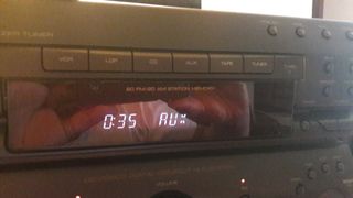 Equipo de música TEAC negro con micrófono