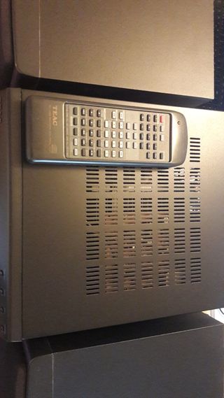Equipo de música TEAC negro con micrófono
