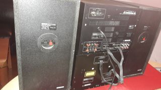 Equipo de música TEAC negro con micrófono