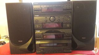 Equipo de música TEAC negro con micrófono