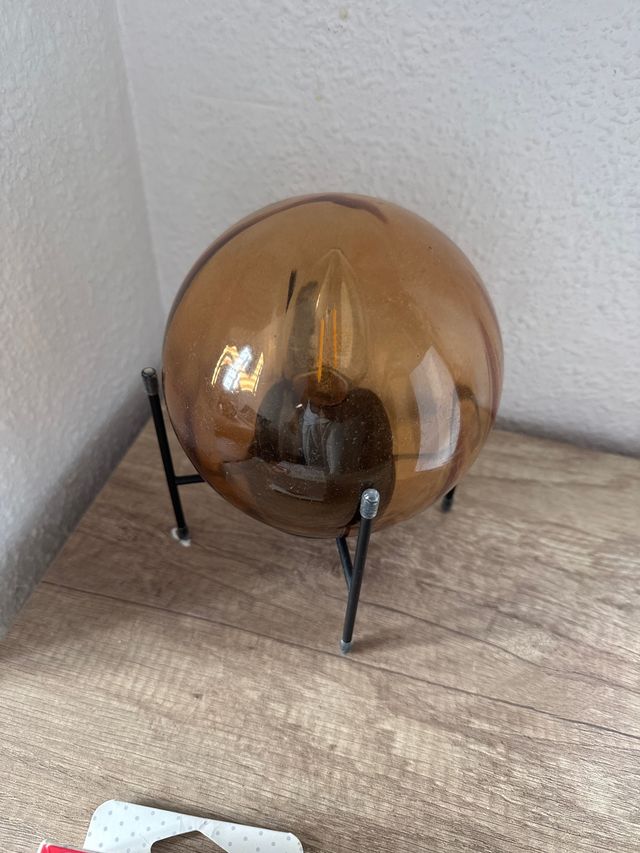 Lámpara de mesa esférica ámbar