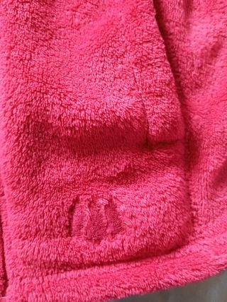 Polar con capucha y bolsillos rojo