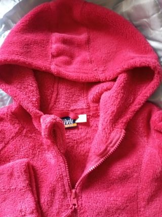 Polar con capucha y bolsillos rojo