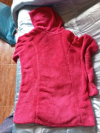 Polar con capucha y bolsillos rojo