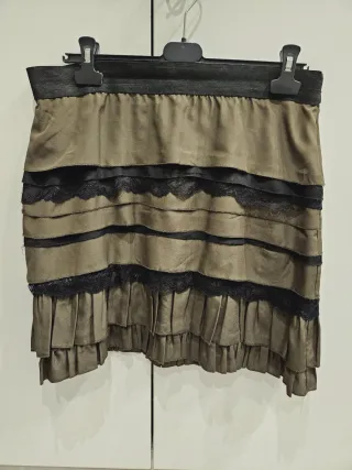 Falda corta con volantes y encaje estilo romántico