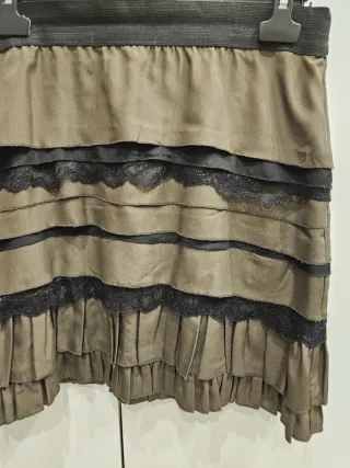 Falda corta con volantes y encaje estilo romántico