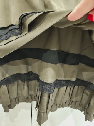 Falda corta con volantes y encaje estilo romántico