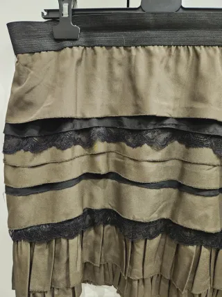 Falda corta con volantes y encaje estilo romántico