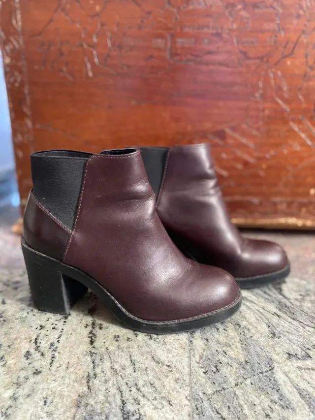 Botines de tacón negros y burdeo