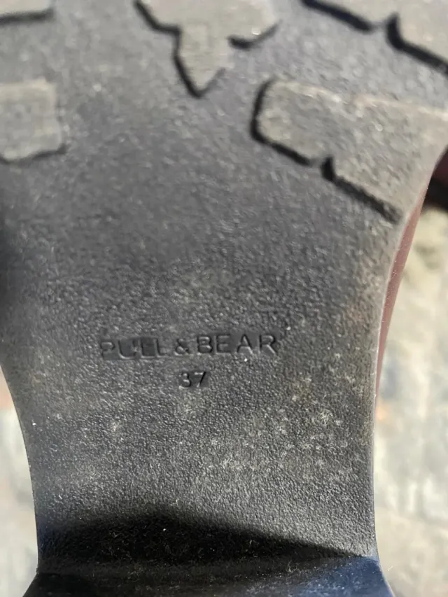 Botines de tacón negros y burdeo