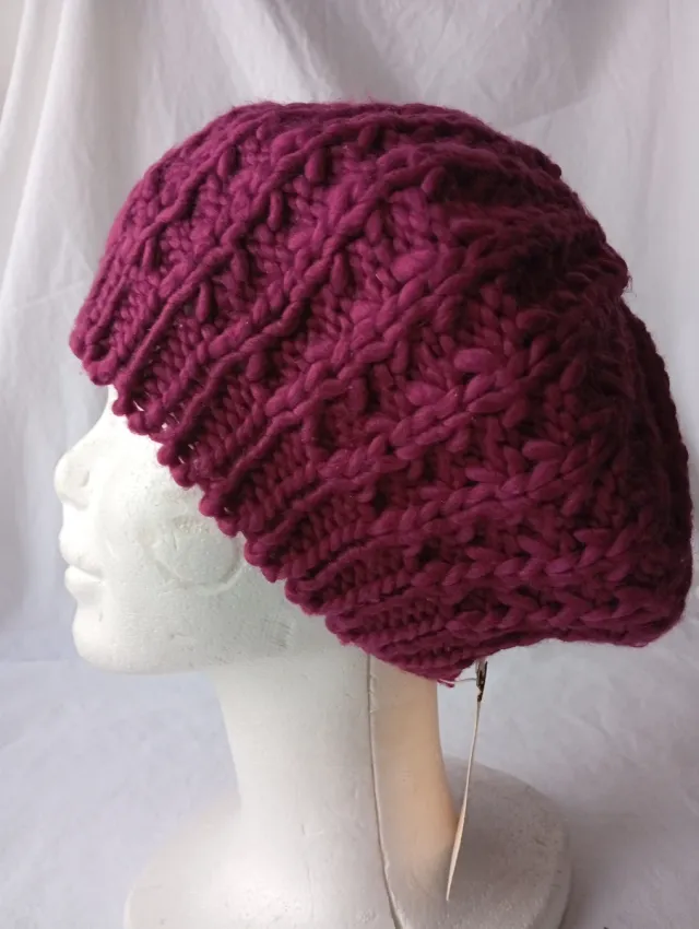 Boina de lana tejida color fucsia