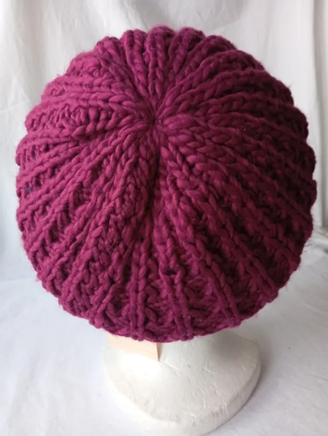 Boina de lana tejida color fucsia