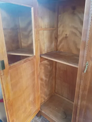 Armario antiguo de madera para restaurar