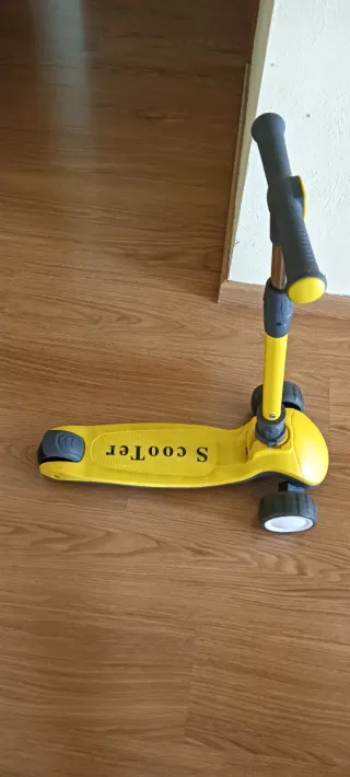 Patinete infantil amarillo