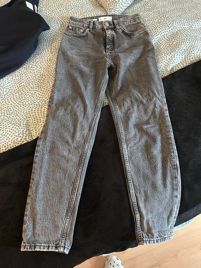 Jeans Mom Mango tiro alto gris T.32 como nuevo