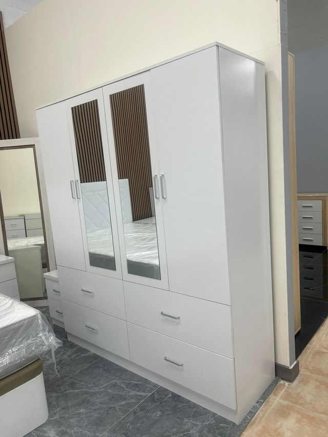 Guarda-roupa moderno branco com 4 portas + 2 ESPELHOS