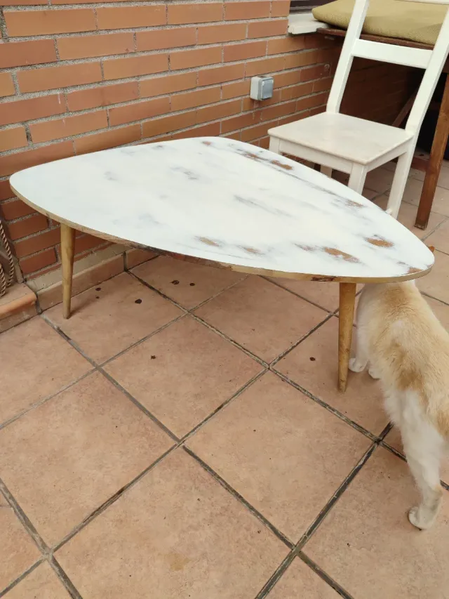 Mesa baja de madera estilo nórdico