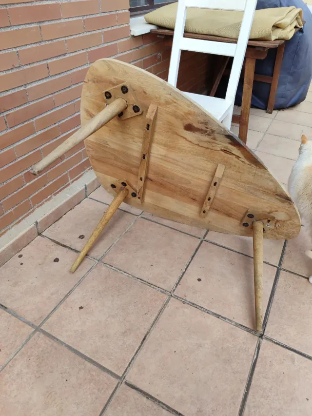 Mesa baja de madera estilo nórdico