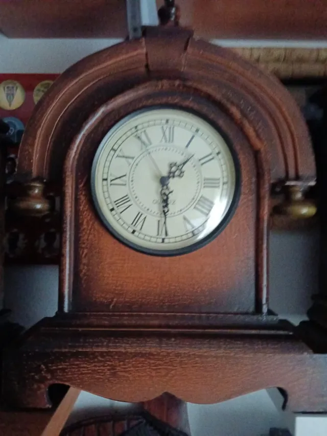 Reloj de sobremesa de madera