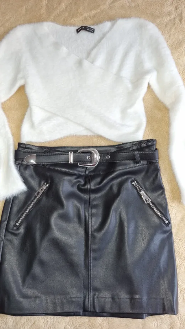 Falda polipiel y jersey angora.