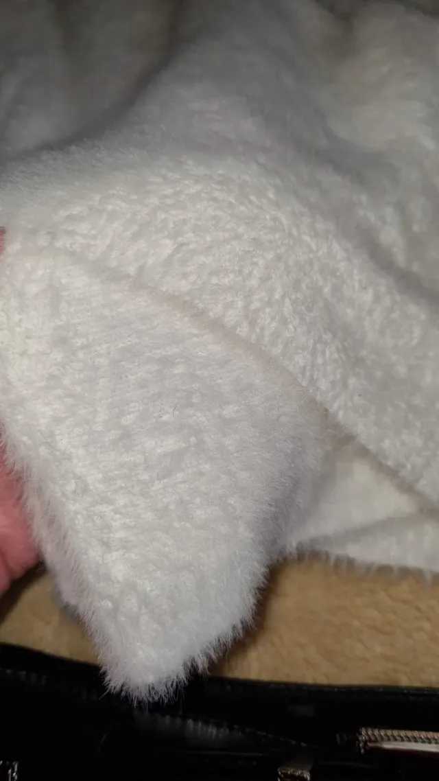 Falda polipiel y jersey angora.