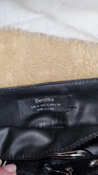 Falda polipiel y jersey angora.