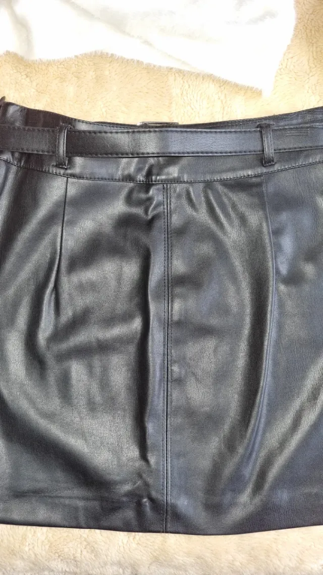 Falda polipiel y jersey angora.