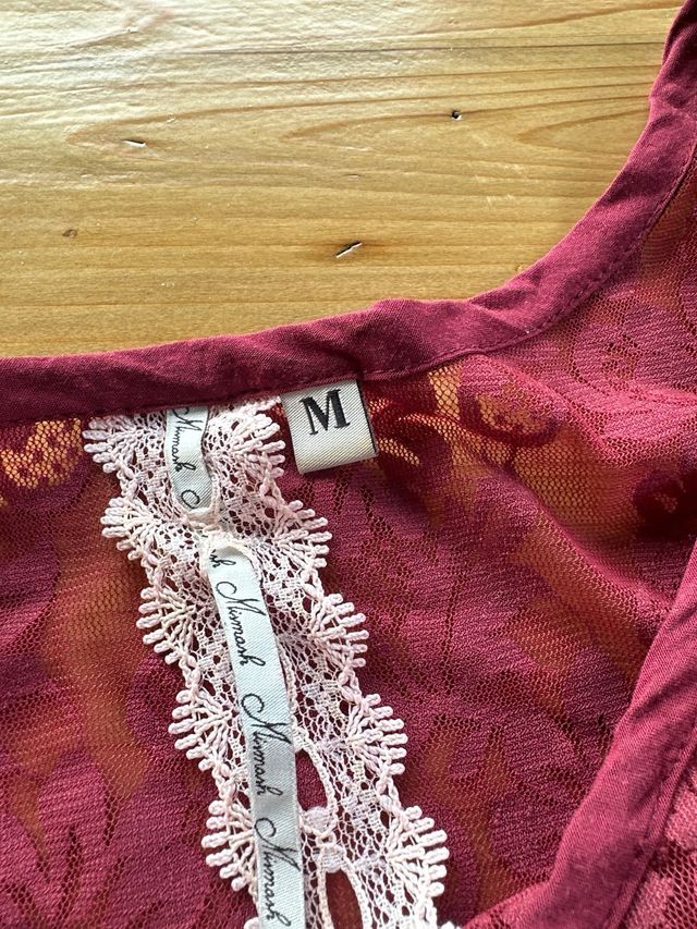 Vestido granate con bordado floral