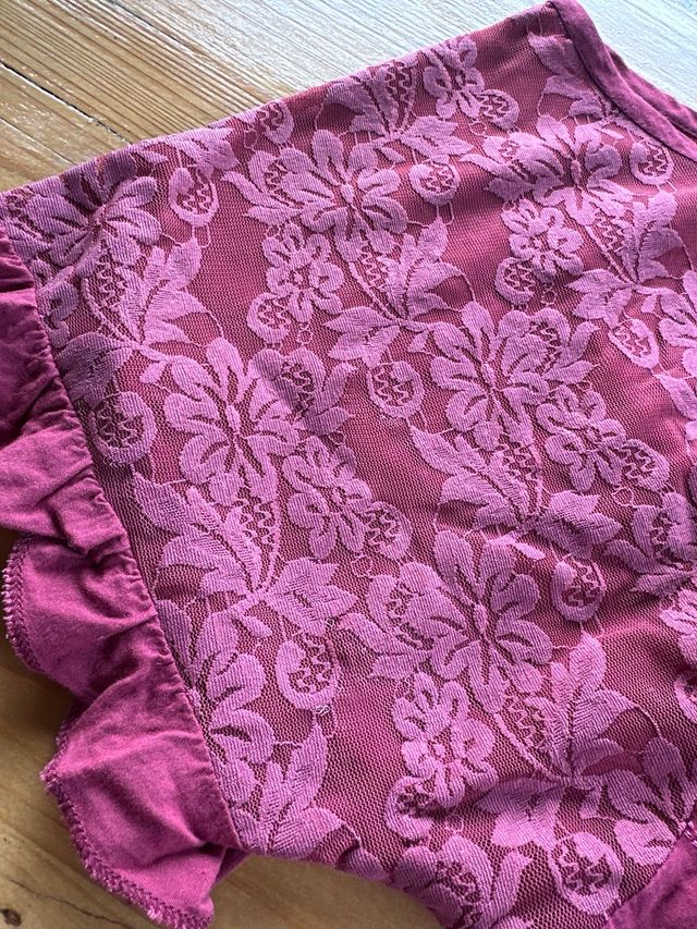 Vestido granate con bordado floral