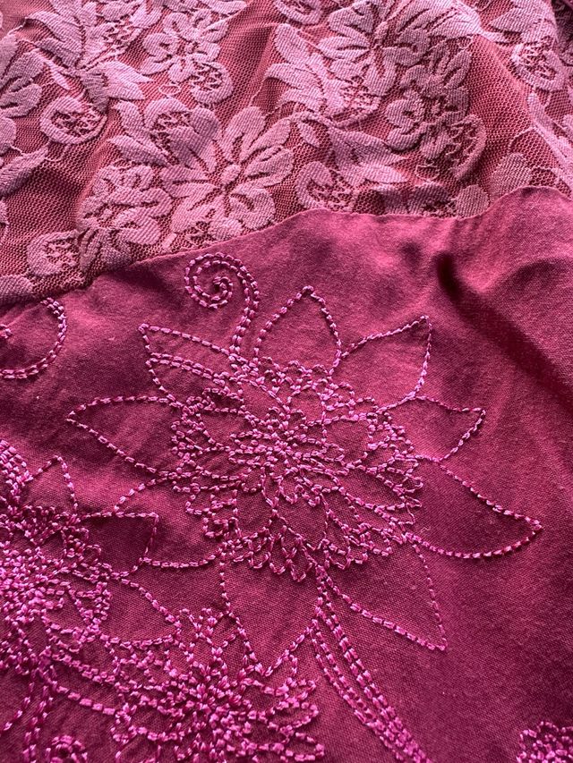 Vestido granate con bordado floral