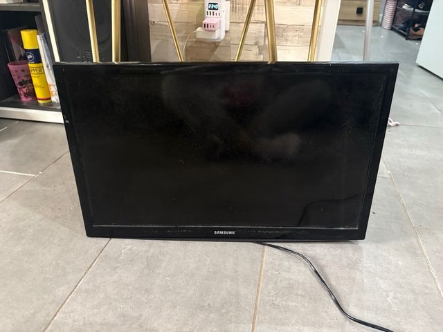 Televisor Samsung el roto es del soporte pared.