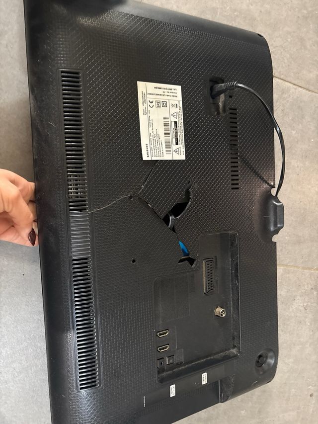 Televisor Samsung el roto es del soporte pared.