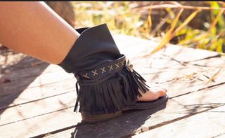 Sandalias de piel con flecos de Masala