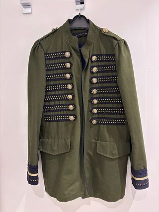 Casaca militar Zara verde con dorados