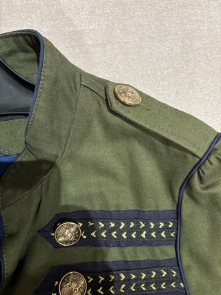 Casaca militar Zara verde con dorados