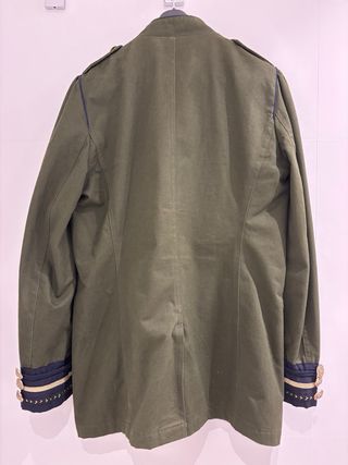 Casaca militar Zara verde con dorados