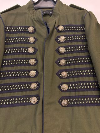 Casaca militar Zara verde con dorados