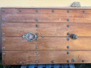 Puerta de madera con herrajes