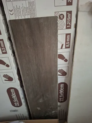 Suelo porcelánico efecto madera Nogal 22.5x90