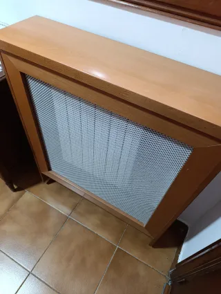 Cubre radiador de pino con rejilla